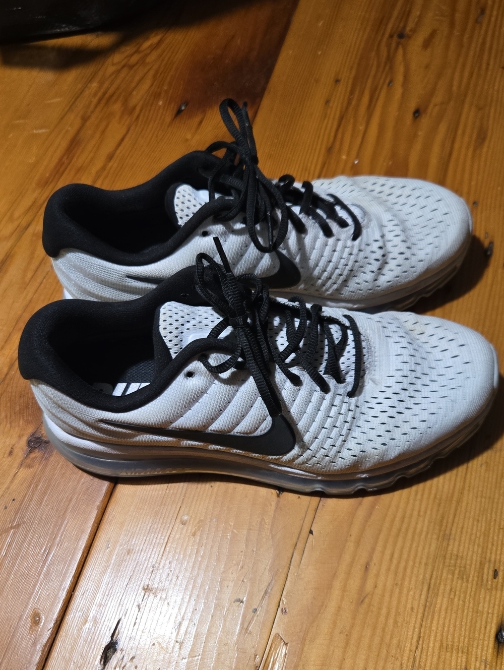 Nike Airmax Sz 9 White and Black Men's Running Shoes